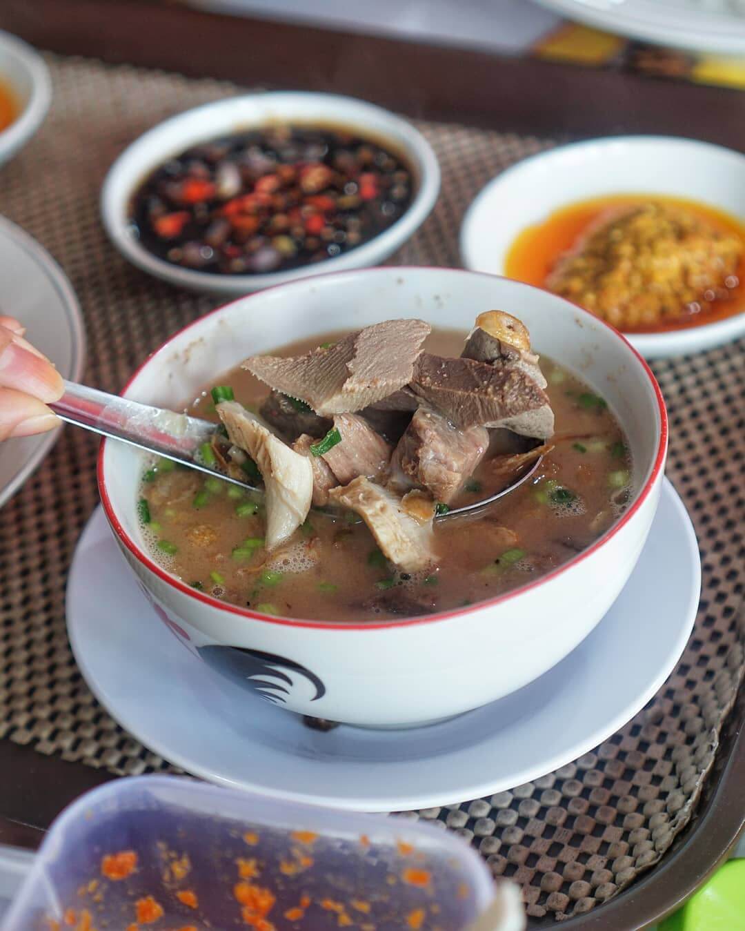 sup konro merupakan makanan khas yang terkenal dari